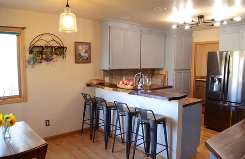 Laramie House | Cozy Mountain Retreat with Pool & Breakfast, Rated 10/10