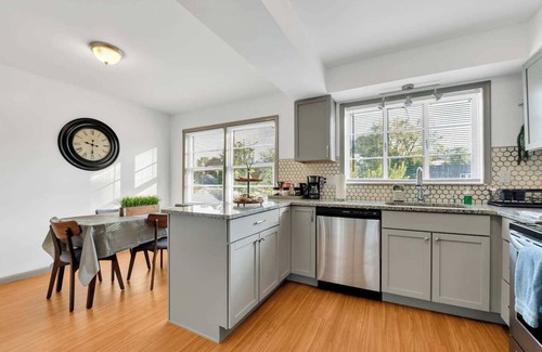 Grosse Pointe Apartment | Updated Main Level Apartment with Breakfast & Family Amenities