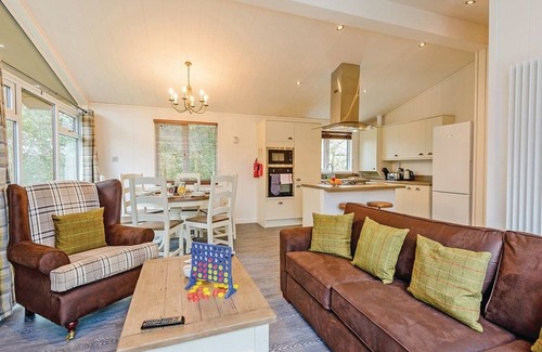 Holton Heath Ski Chalet | Ideal Lodge for Family Getaways with Spa and Hot Tub