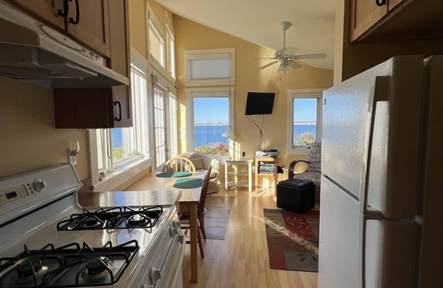 Mid-Coast and Islands Cottage | Beachfront Cottage with Sunset Views and Spa Amenities