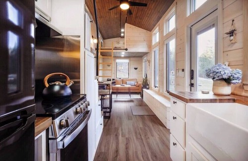 Chester Apartment | Cozy Tiny House Retreat with Spa and Kitchen in Chester, VT