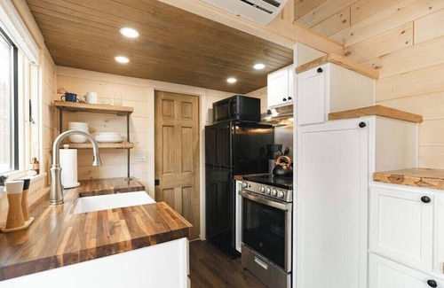 Chester Apartment | Cozy Tiny House Retreat with Spa and Kitchen in Chester, VT