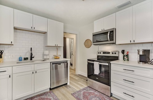 Lakeshore South House | Charming 1-Bedroom Townhouse in Jacksonville, FL