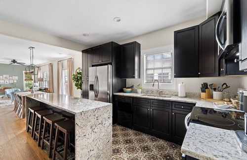 Kessler Apartment | Stunning 3-Bedroom Triplex in Dallas with Top Amenities