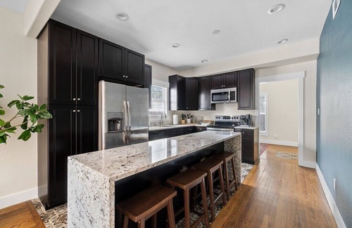 Kessler Apartment | Stunning 3-Bedroom Triplex in Dallas with Top Amenities