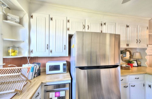 Greer House | Unwind at The Palmetto: Greer’s Urban Cottage with Pet Perks