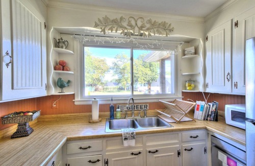 Greer House | Unwind at The Palmetto: Greer’s Urban Cottage with Pet Perks
