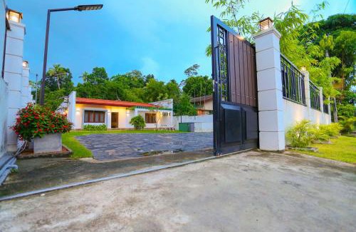 Ambalangoda House | Unforgettable Stay at Thisath Villa - Pet & Child Friendly!