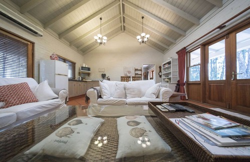 Pokolbin House | Highly Rated Thistle Hill Guest House with Pool & Dining