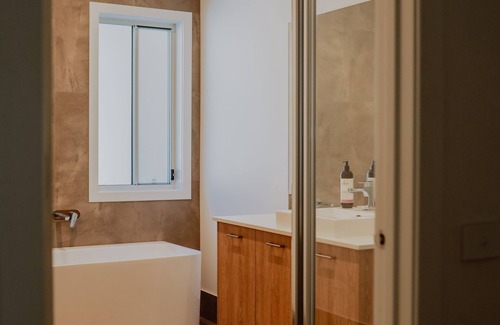 Pokolbin House | Highly Rated Thistle Hill Guest House with Pool & Dining