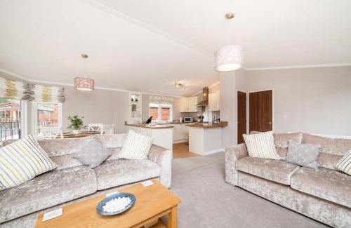 Auchterarder Cabin | Thistle Lodge: 10/10 Guest Rated & Pet Friendly Stay