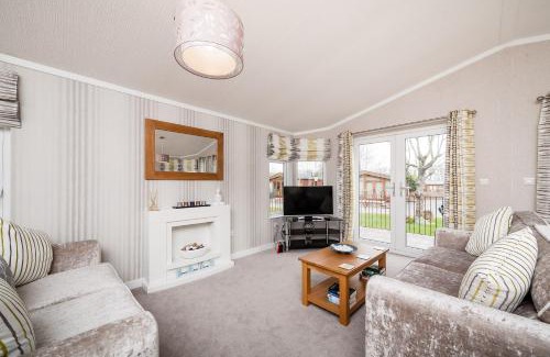 Auchterarder Cabin | Thistle Lodge: 10/10 Guest Rated & Pet Friendly Stay