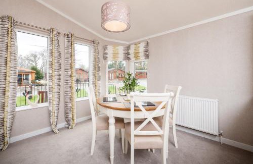 Auchterarder Cabin | Thistle Lodge: 10/10 Guest Rated & Pet Friendly Stay