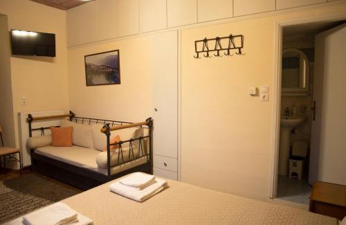 Ano Doliana House | Budget-Friendly Tholos: Family Comfort & Kitchen Amenities