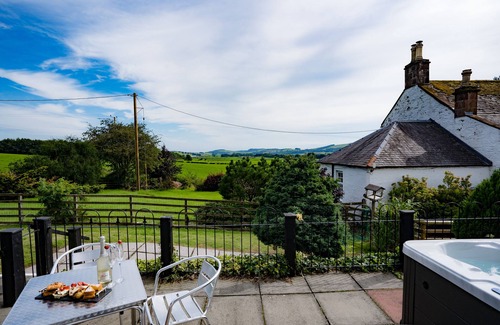 Thornhill Cottage | Relaxing Thomas Carlyle Cottage with Hot Tub & Pool Access