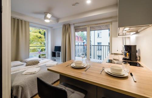 Kadriorg Apartment | Trendy Thomas' Home: Central Location with Balcony Retreat