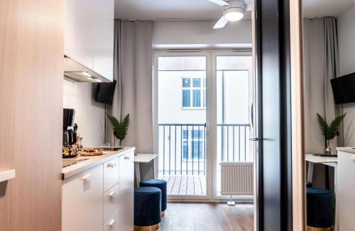 Kadriorg Apartment | Trendy Thomas' Home: Central Location with Balcony Retreat