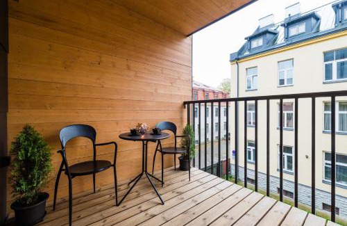 Kadriorg Apartment | Trendy Thomas' Home: Central Location with Balcony Retreat