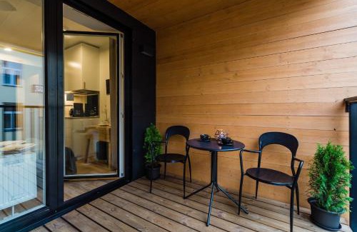 Kadriorg Apartment | Trendy Thomas' Home: Central Location with Balcony Retreat