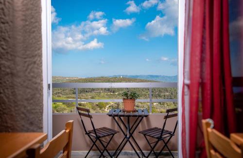 Monolithos Apartment | Pet-Friendly Thomas Hotel with Restaurant & Top Ratings