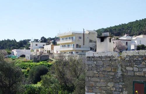 Monolithos Apartment | Pet-Friendly Thomas Hotel with Restaurant & Top Ratings