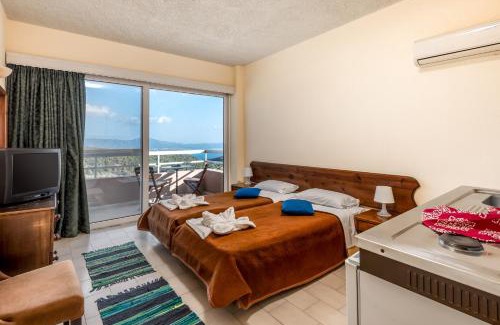 Monolithos Apartment | Pet-Friendly Thomas Hotel with Restaurant & Top Ratings