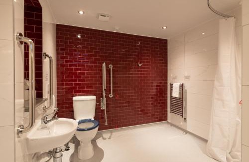 Canterbury Hotel | Thomas Ingoldsby Wetherspoon: Family-Friendly Comfort