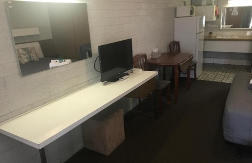 Tocumwal Hotel | Welcoming Thomas Lodge Motel: Family-Friendly with Pool Access