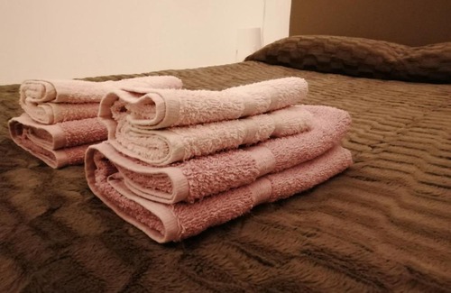 Comiso Bed & Breakfast | Cozy Thomas's Home - Family-Friendly Apartment Awaits!