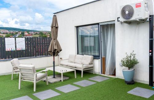 Cluj-Napoca Apartment | Relax at Thome Hoia Jacuzzi: 4-Star Oceanfront Escape