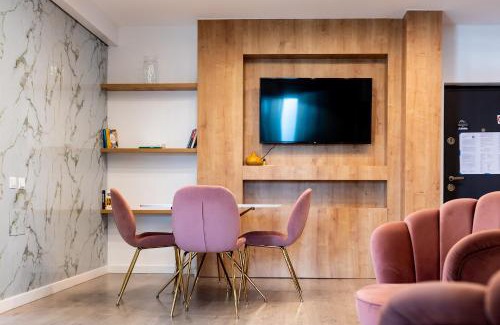 Cluj-Napoca Apartment | Relax at Thome Hoia Jacuzzi: 4-Star Oceanfront Escape