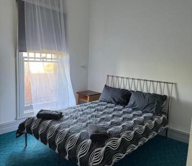 Cobden Hotel | Cozy Thommos Pub: Family-Friendly Dining Awaits You