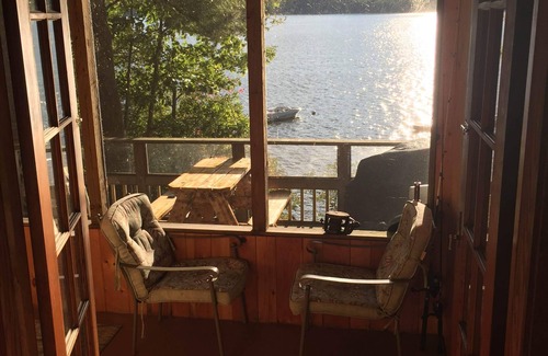 Oxford Cottage | Thompson Lake: Waterfront Log Home with Pet-Friendly Amenities