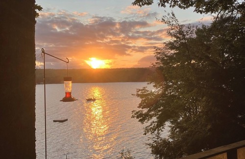 Oxford Cottage | Thompson Lake: Waterfront Log Home with Pet-Friendly Amenities