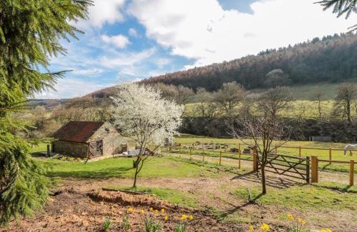 Scarborough House | Top-Rated Thompson Rigg Barn: Family-Friendly Retreat