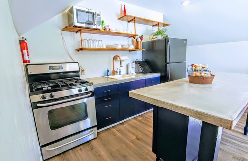 Hurricane Apartment | Top Floor Retreat: 10/10 Rated with Spa & Hot Tub