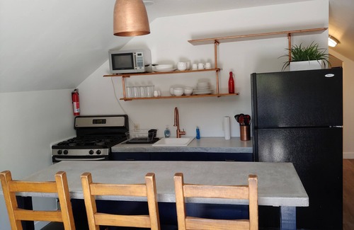 Hurricane Apartment | Top Floor Retreat: 10/10 Rated with Spa & Hot Tub