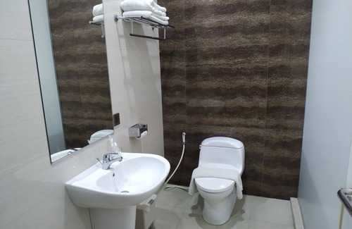 Medan Hotel | Comfortable Stay at Thong's Inn - KNO Kualanamu Hotel