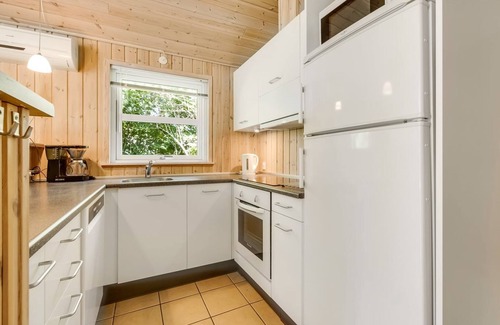 Hou House | Cozy Thorketil: Oceanfront Retreat with Spa & Breakfast