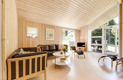 Hou House | Cozy Thorketil: Oceanfront Retreat with Spa & Breakfast
