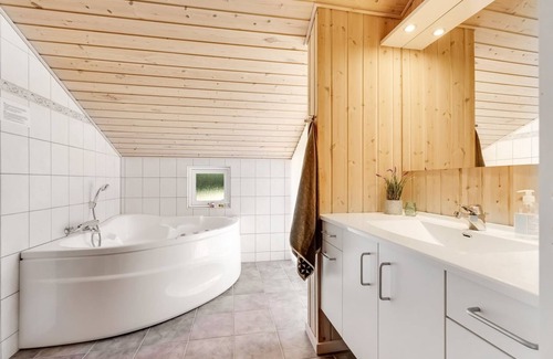 Hou House | Cozy Thorketil: Oceanfront Retreat with Spa & Breakfast
