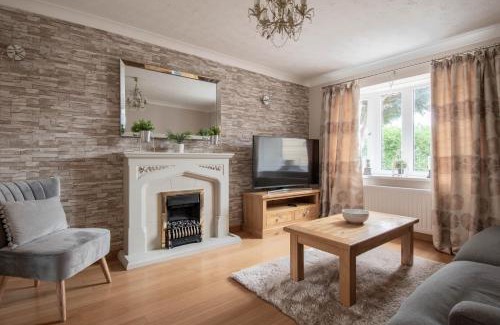 Witney House | Thorn House: Large, Family-Friendly Retreat in Witney