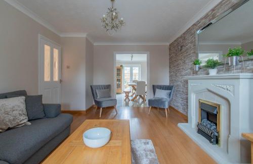 Witney House | Thorn House: Large, Family-Friendly Retreat in Witney