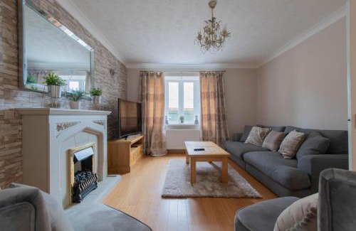 Witney House | Thorn House: Large, Family-Friendly Retreat in Witney