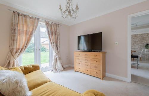 Witney House | Thorn House: Large, Family-Friendly Retreat in Witney