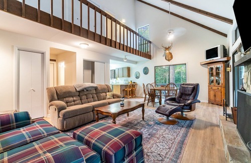 Spotsylvania Cabin | Idyllic Kalahari Lodge - Lakefront Resort with Spa Amenities