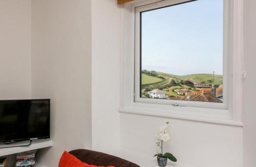 Hope-Cove Apartment | Experience Thornlea View: 4-Star Stay with Pet-Friendly Comfort