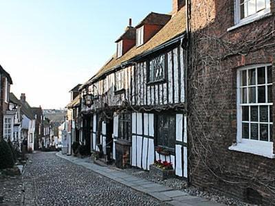 Iden House | Pet-Friendly Thornsdale Oast House - Rated 9.6/10 by Guests
