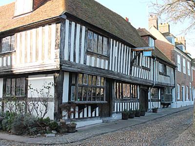 Iden House | Pet-Friendly Thornsdale Oast House - Rated 9.6/10 by Guests