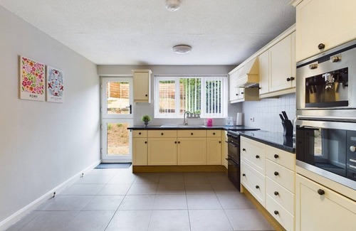 Macclesfield House | Thornton Lodge: Family-Friendly Stay with Breakfast Included